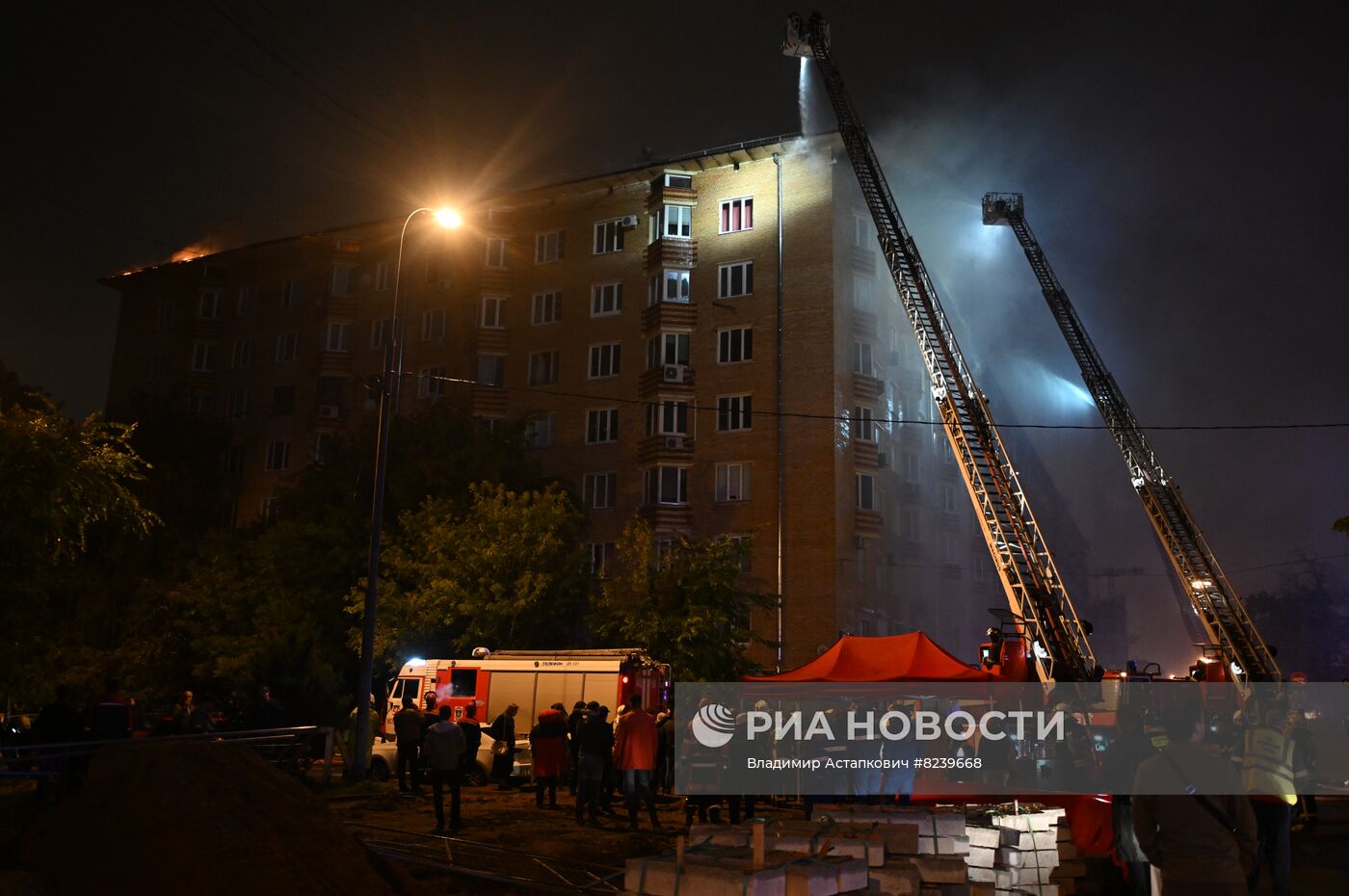 На Ленинском проспекте в Москве загорелся жилой дом