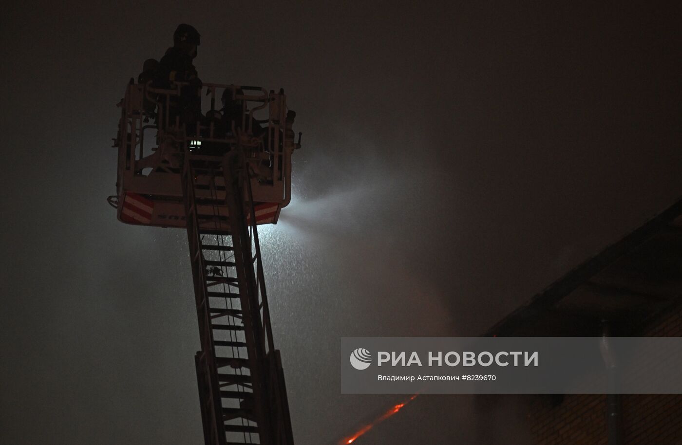 На Ленинском проспекте в Москве загорелся жилой дом