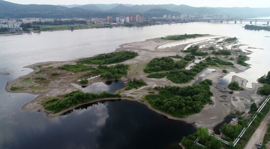 Река Енисей обмелела в Красноярском крае 