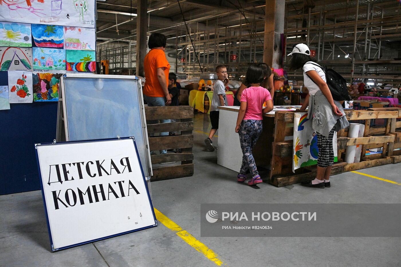 Центр гуманитарной помощи партии "Единая Россия" в Мариуполе