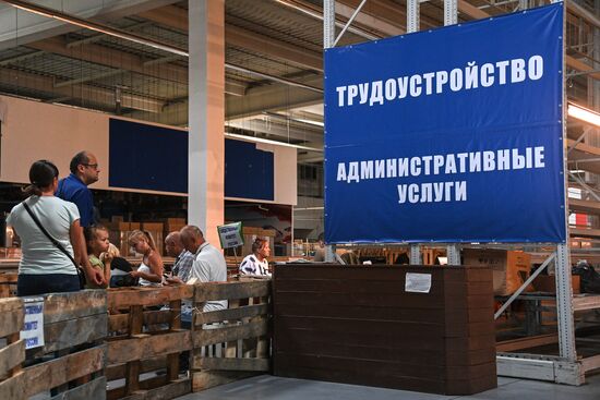 Центр гуманитарной помощи партии "Единая Россия" в Мариуполе