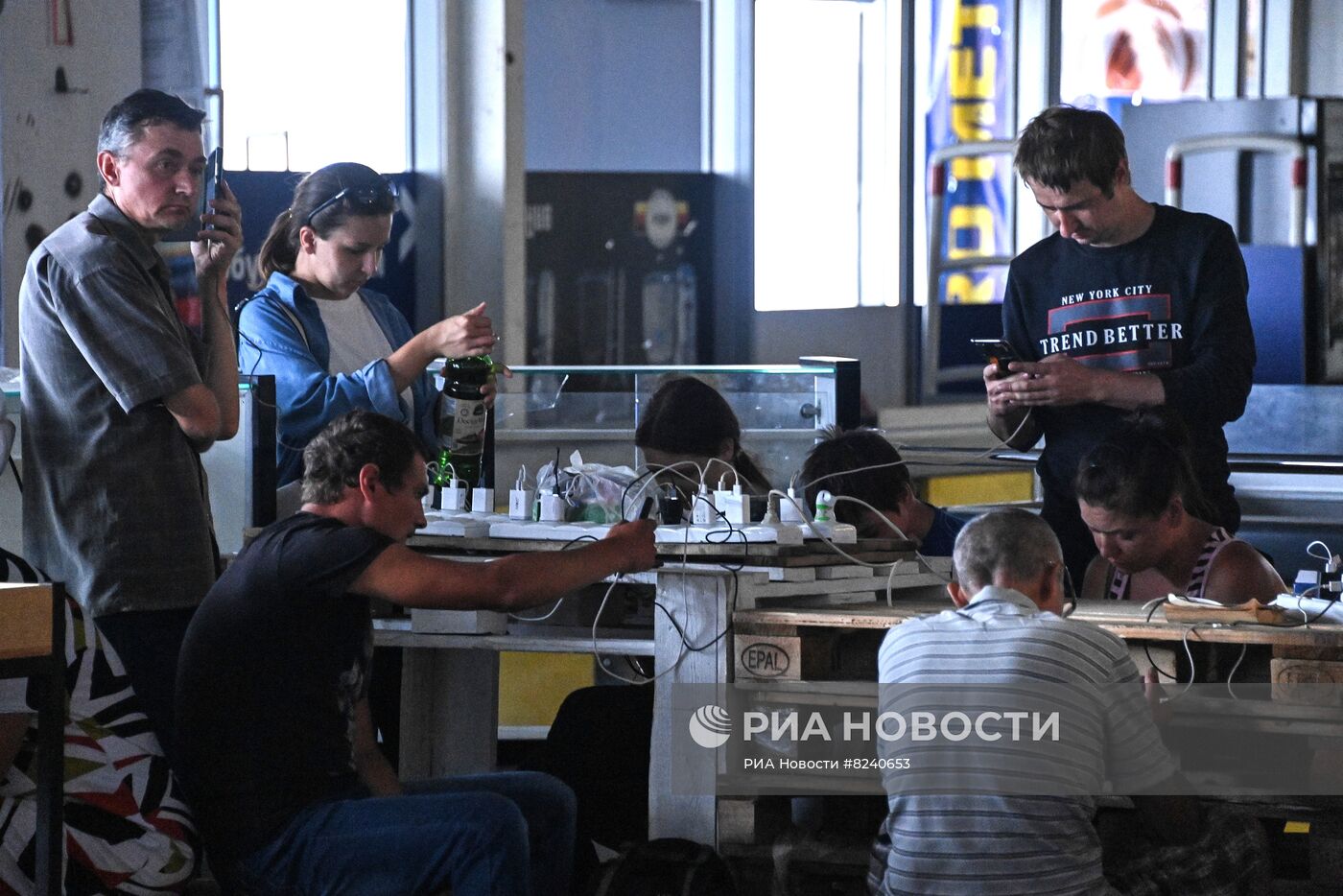 Центр гуманитарной помощи партии "Единая Россия" в Мариуполе