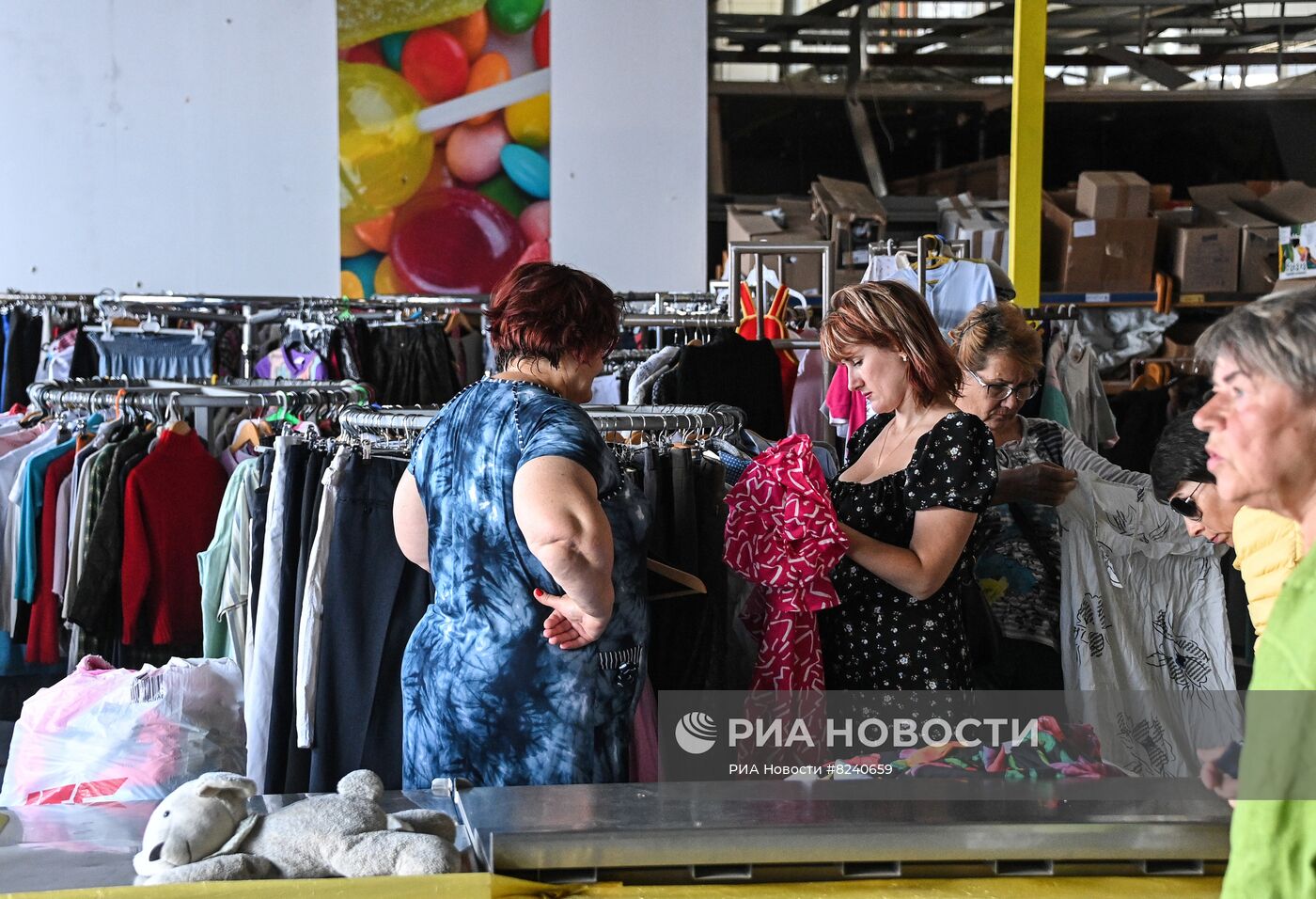 Центр гуманитарной помощи партии "Единая Россия" в Мариуполе