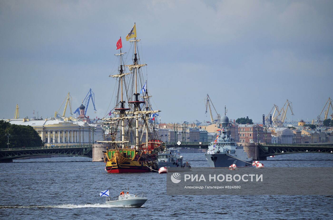 Репетиция парада ко Дню ВМФ в Санкт-Петербурге