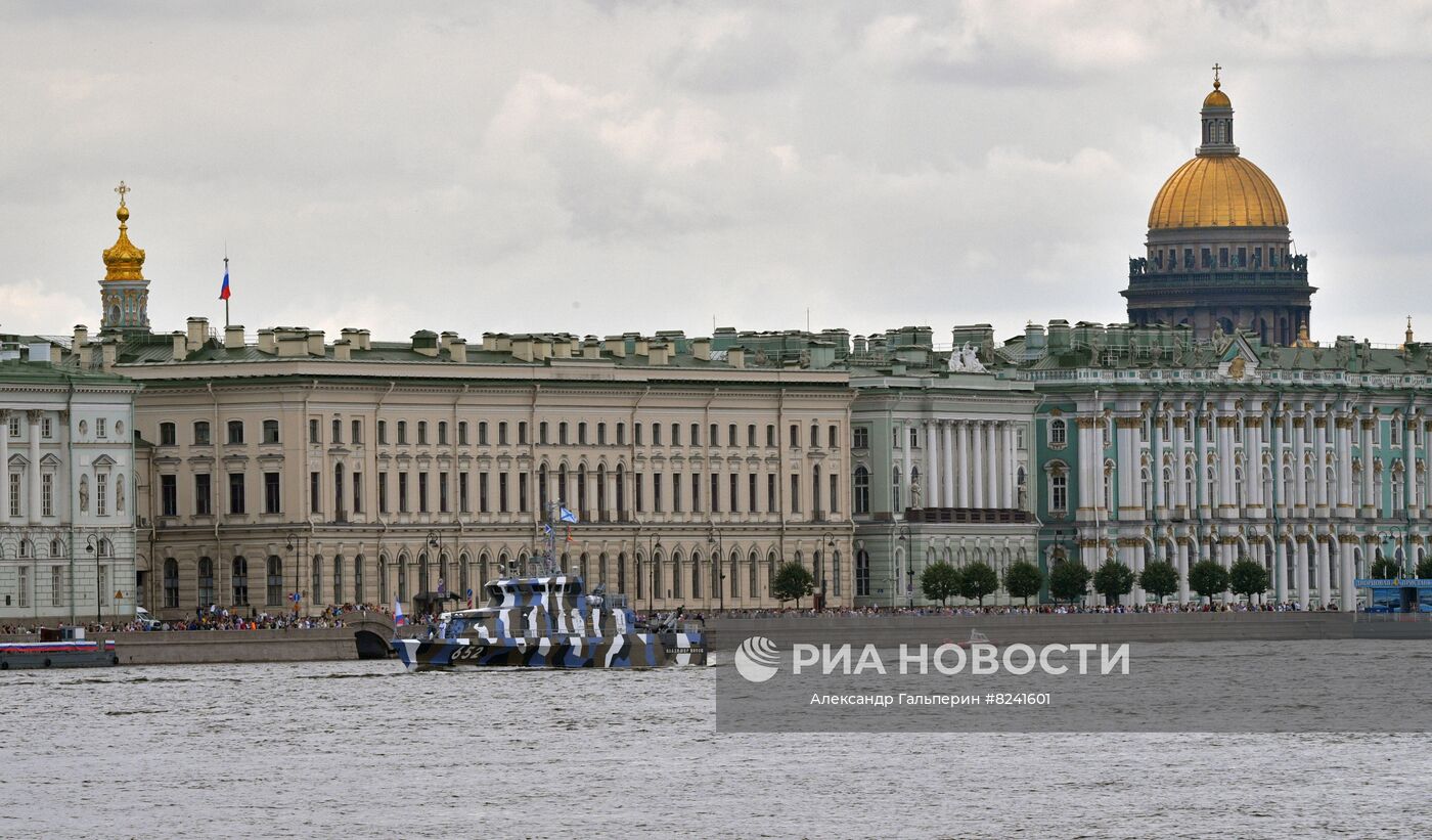 Противодиверсионный катер "Владимир Носов" в акватории реки Невы на репетиции морского парада ко Дню ВМФ в Санкт-Петербурге. Место: Россия, Санкт-Петербург. Автор: Александр Гальперин/РИА Новости. Репетиция парада ко Дню ВМФ в Санкт-Петербурге