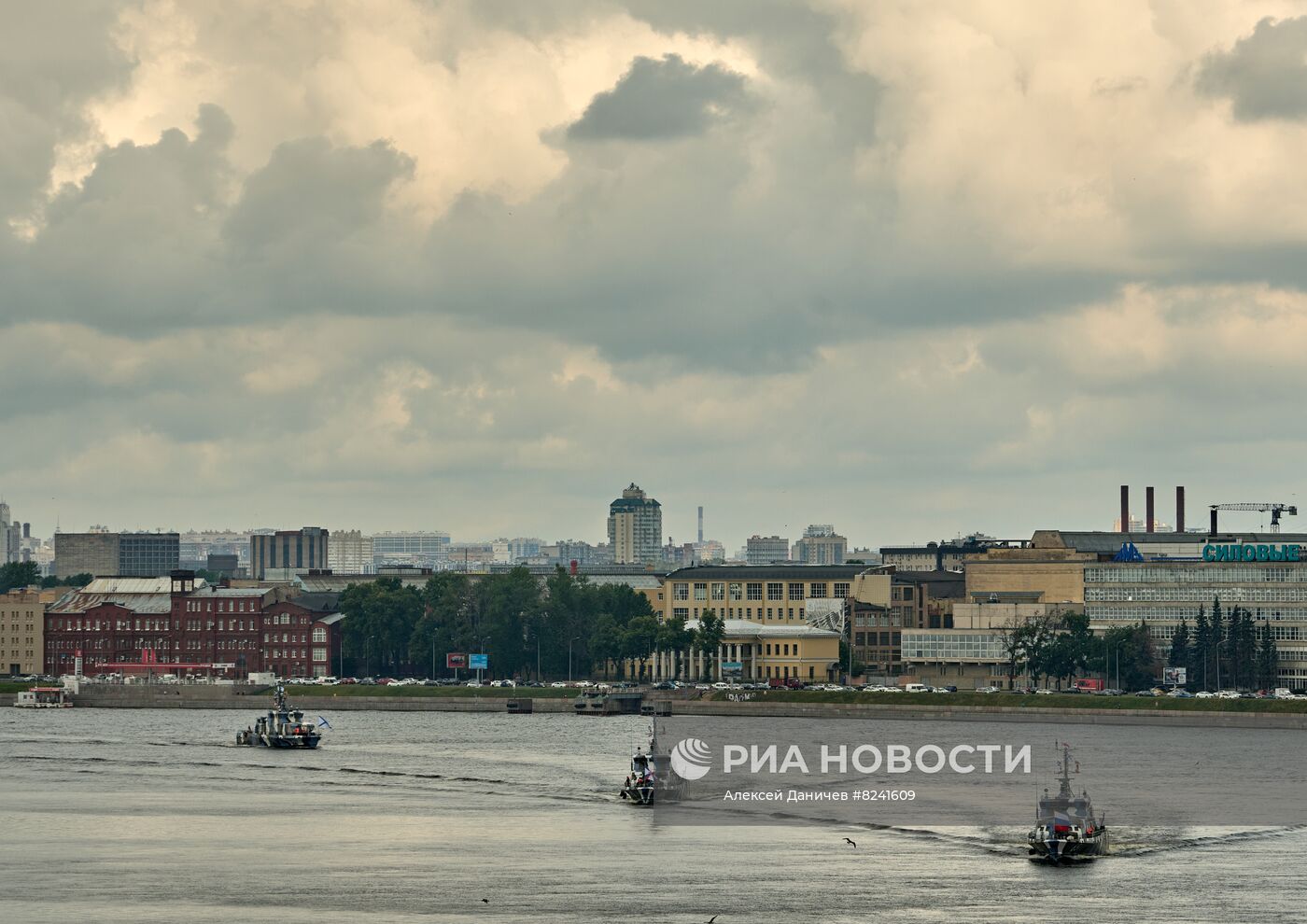 Репетиция парада ко Дню ВМФ в Санкт-Петербурге