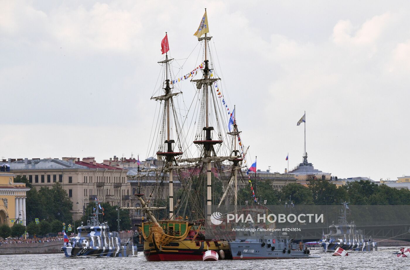 Парусный линейный корабль "Полтава" и противодиверсионные катера проекта "Грачонок" в акватории реки Невы на репетиции морского парада ко Дню ВМФ в Санкт-Петербурге. Место: Россия, Санкт-Петербург. Автор: Александр Гальперин/РИА Новости. Репетиция парада ко Дню ВМФ в Санкт-Петербурге