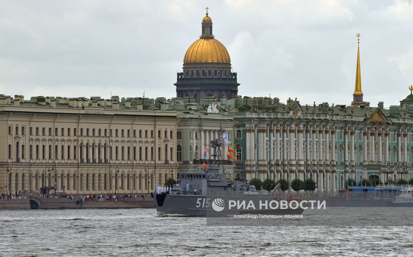Базовый тральщик БТ-115 "Павел Хенов" проекта 12650 в акватории реки Невы на репетиции морского парада ко Дню ВМФ в Санкт-Петербурге. Место: Россия, Санкт-Петербург. Автор: Александр Гальперин/РИА Новости. Репетиция парада ко Дню ВМФ в Санкт-Петербурге