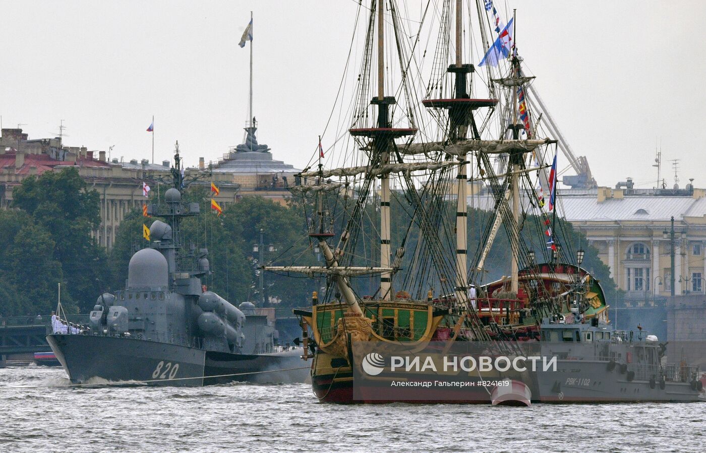 Репетиция парада ко Дню ВМФ в Санкт-Петербурге