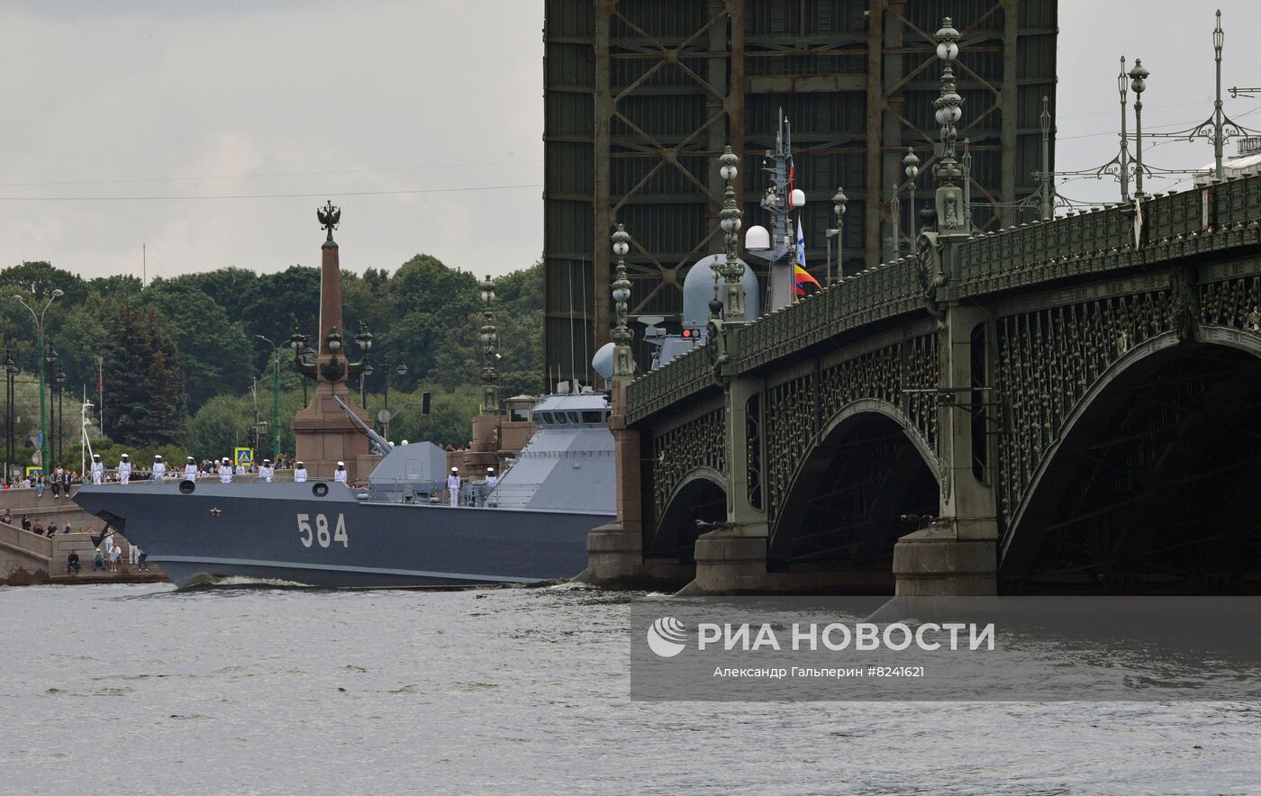 Малый ракетный корабль "Одинцово" проекта 22800 в акватории реки Невы на репетиции морского парада ко Дню ВМФ в Санкт-Петербурге. Место: Россия, Санкт-Петербург. Автор: Александр Гальперин/РИА Новости. Репетиция парада ко Дню ВМФ в Санкт-Петербурге