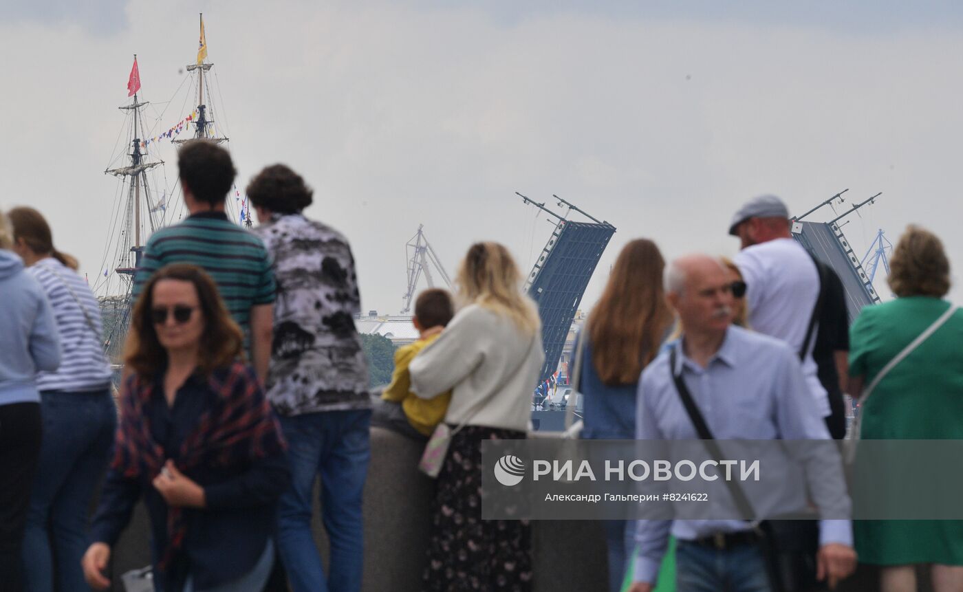 Зрители на набережной на репетиции морского парада ко Дню ВМФ в Санкт-Петербурге. Место: Россия, Санкт-Петербург. Автор: Александр Гальперин/РИА Новости. Репетиция парада ко Дню ВМФ в Санкт-Петербурге