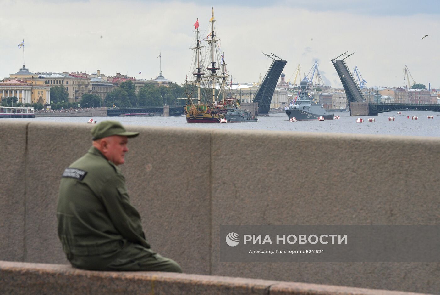 Охранник на перекрытом Троицком мосту во время репетиции морского парада ко Дню ВМФ в Санкт-Петербурге. на дальнем плане: парусный линейный корабль "Полтава" и малый ракетный корабль "Великий Устюг" проекта 21631 "Буян-М". Место: Россия, Санкт-Петербург. Автор: Александр Гальперин/РИА Новости. Репетиция парада ко Дню ВМФ в Санкт-Петербурге