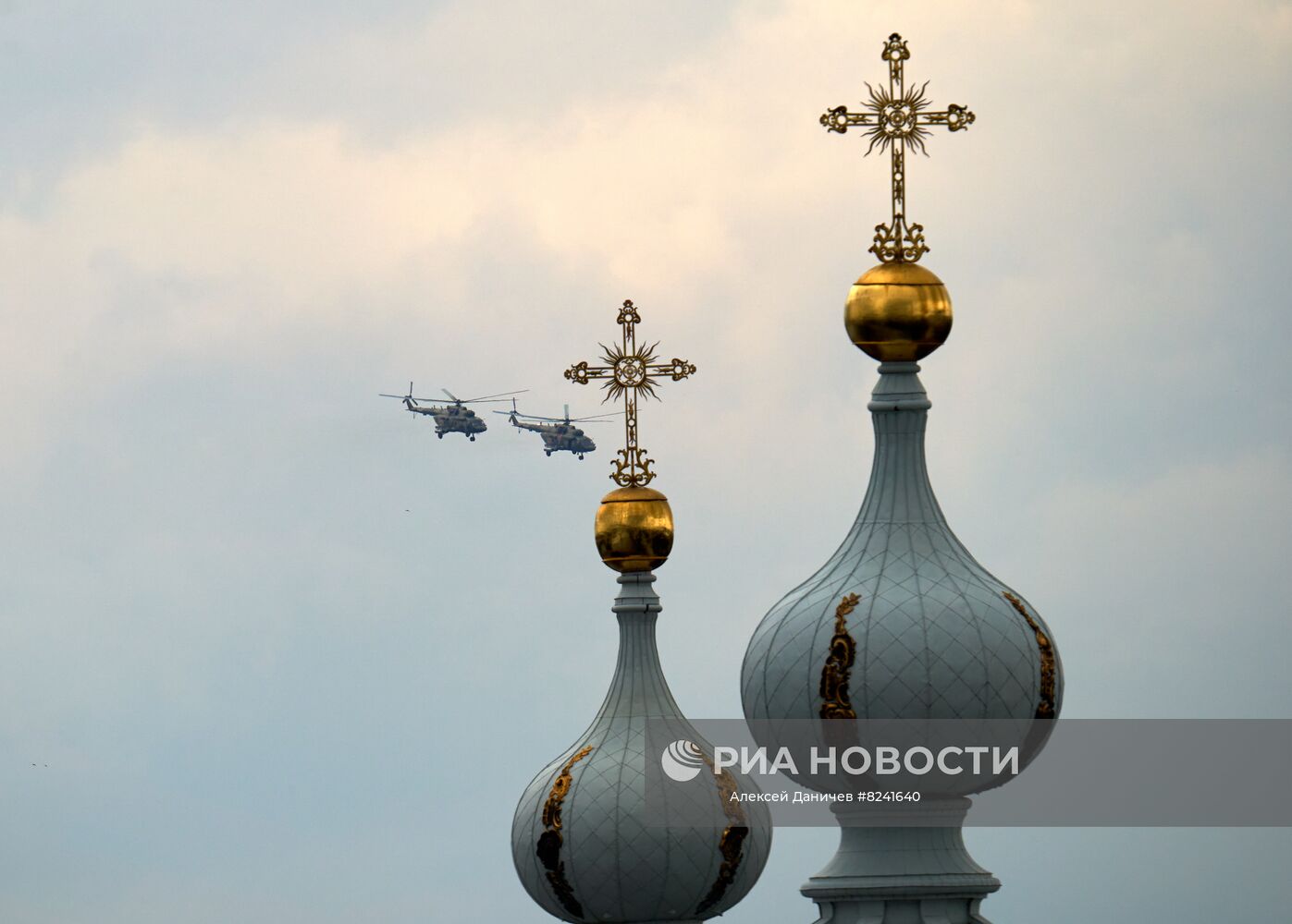 Вертолеты на репетиции воздушной части морского парада ко Дню ВМФ в Санкт-Петербурге. Место: Россия, Санкт-Петербург. Автор: Алексей Даничев/РИА Новости. Репетиция парада ко Дню ВМФ в Санкт-Петербурге
