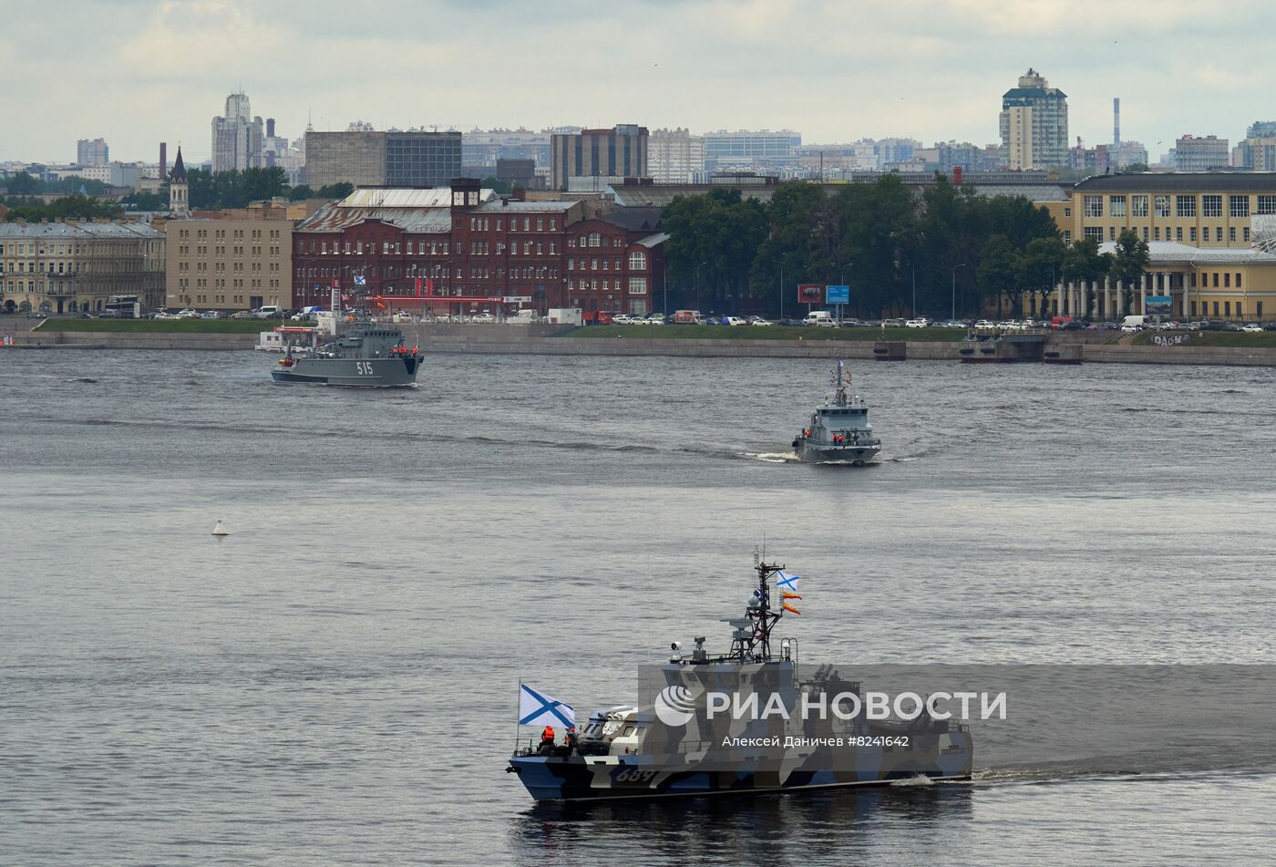 Репетиция парада ко Дню ВМФ в Санкт-Петербурге