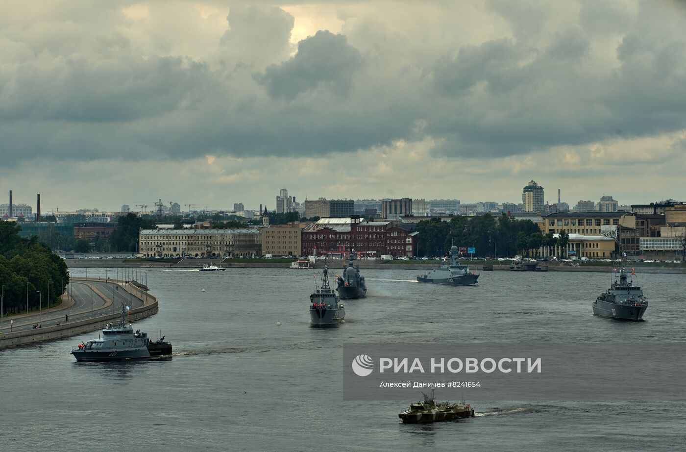 Репетиция парада ко Дню ВМФ в Санкт-Петербурге