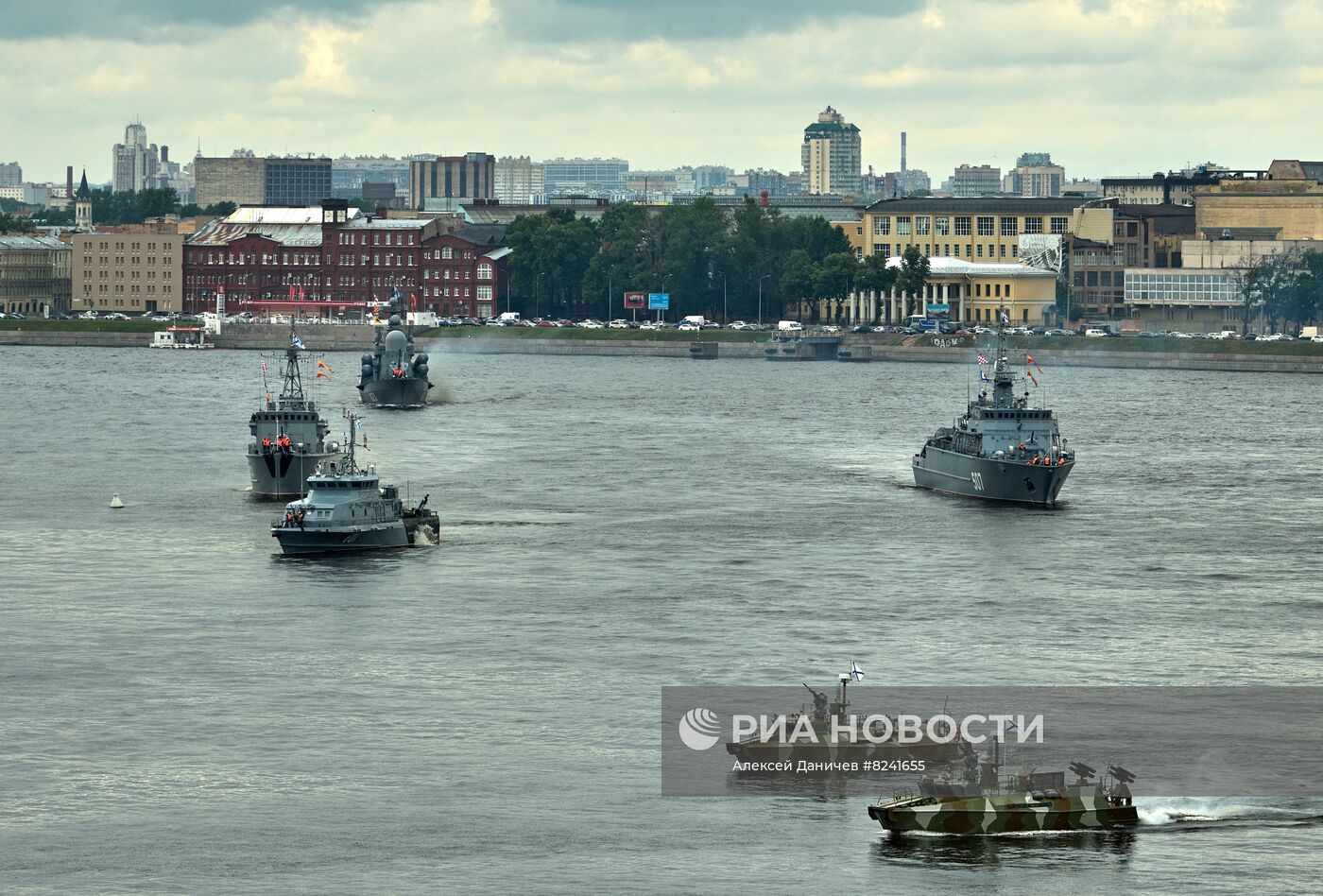 Репетиция парада ко Дню ВМФ в Санкт-Петербурге