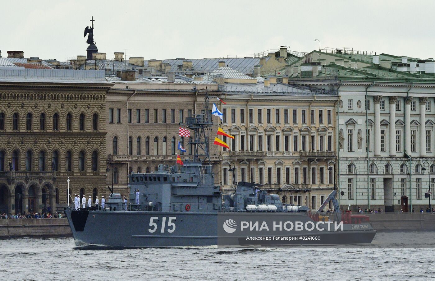 Базовый тральщик БТ-115 "Павел Хенов" проекта 12650 в акватории реки Невы на репетиции морского парада ко Дню ВМФ в Санкт-Петербурге. Место: Россия, Санкт-Петербург. Автор: Александр Гальперин/РИА Новости. Репетиция парада ко Дню ВМФ в Санкт-Петербурге
