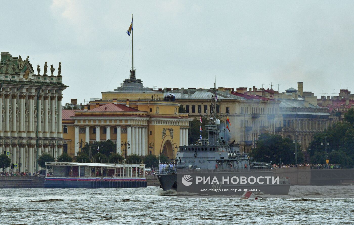 Морской тральщик "Александр Обухов" проекта 12700 в акватории реки Невы на репетиции морского парада ко Дню ВМФ в Санкт-Петербурге. Место: Россия, Санкт-Петербург. Автор: Александр Гальперин/РИА Новости. Репетиция парада ко Дню ВМФ в Санкт-Петербурге