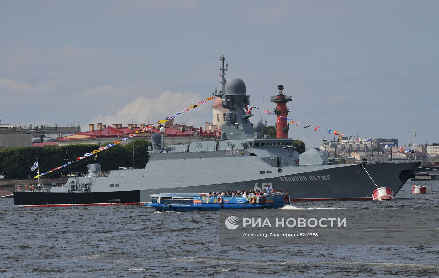 Репетиция парада ко Дню ВМФ в Санкт-Петербурге