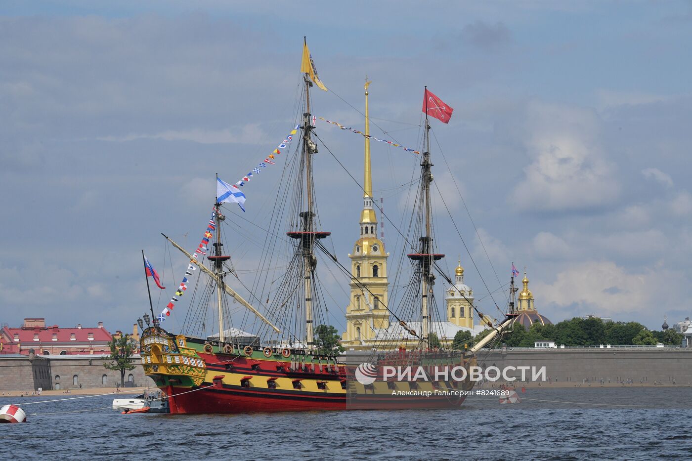 Парусный линейный корабль "Полтава" в акватории реки Невы после репетиции морского парада ко Дню ВМФ в Санкт-Петербурге. Место: Россия, Санкт-Петербург. Автор: Александр Гальперин/РИА Новости. Репетиция парада ко Дню ВМФ в Санкт-Петербурге