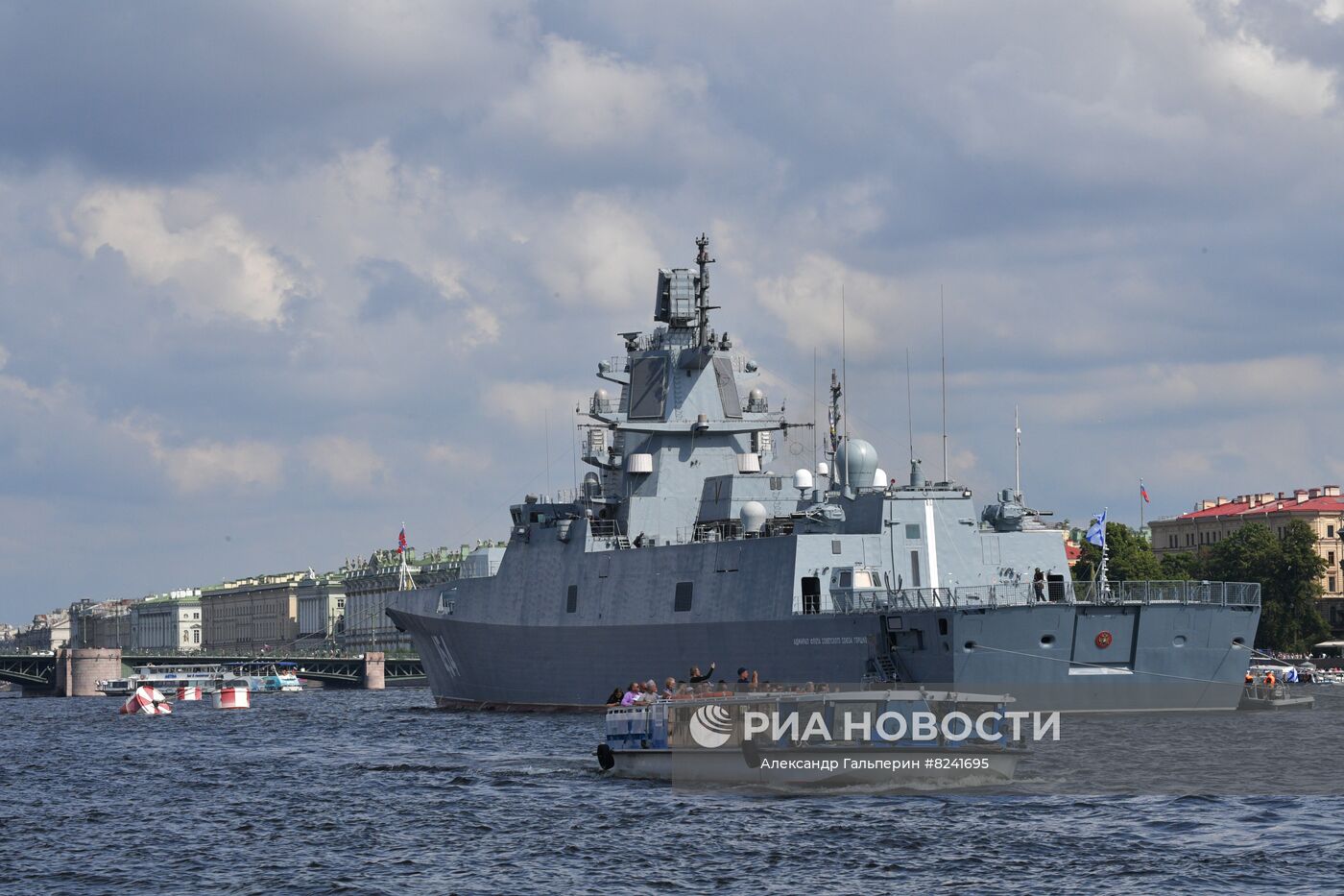 Фрегат проекта 22350 "Адмирал флота Советского Союза Горшков" в акватории реки Невы после репетиции морского парада ко Дню ВМФ в Санкт-Петербурге. Место: Россия, Санкт-Петербург. Автор: Александр Гальперин/РИА Новости. Репетиция парада ко Дню ВМФ в Санкт-Петербурге