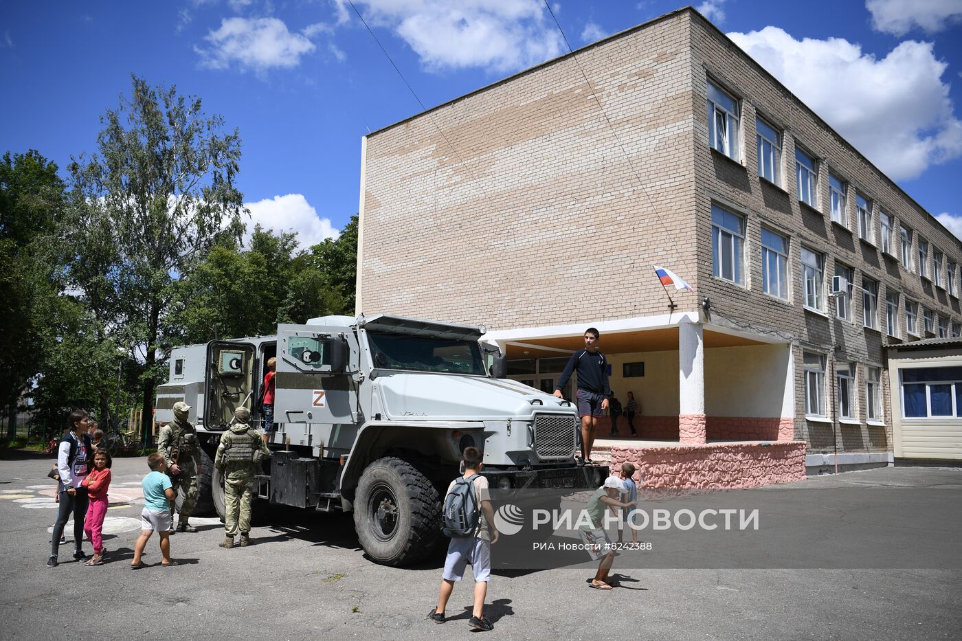 Военнослужащие РФ посетили школу в Запорожской области