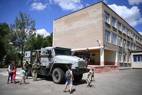 Военнослужащие РФ посетили школу в Запорожской области