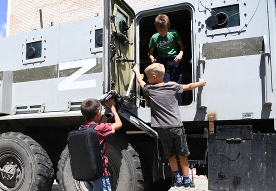 Военнослужащие РФ посетили школу в Запорожской области