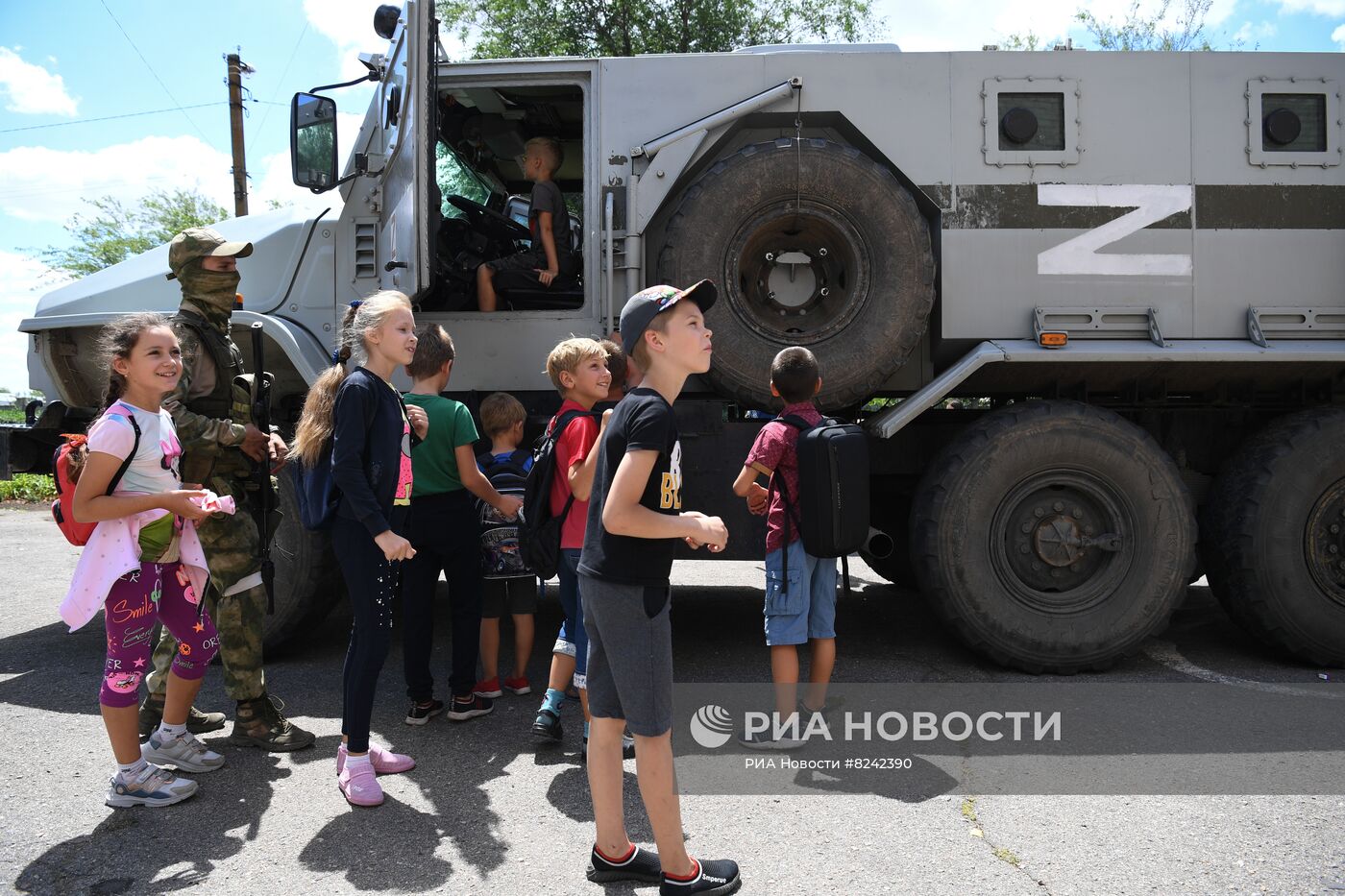 Военнослужащие РФ посетили школу в Запорожской области