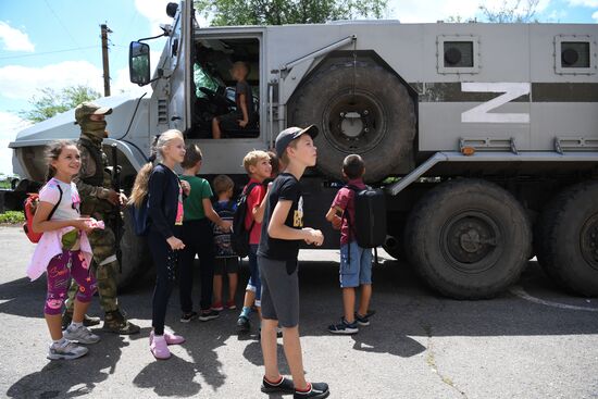 Военнослужащие РФ посетили школу в Запорожской области