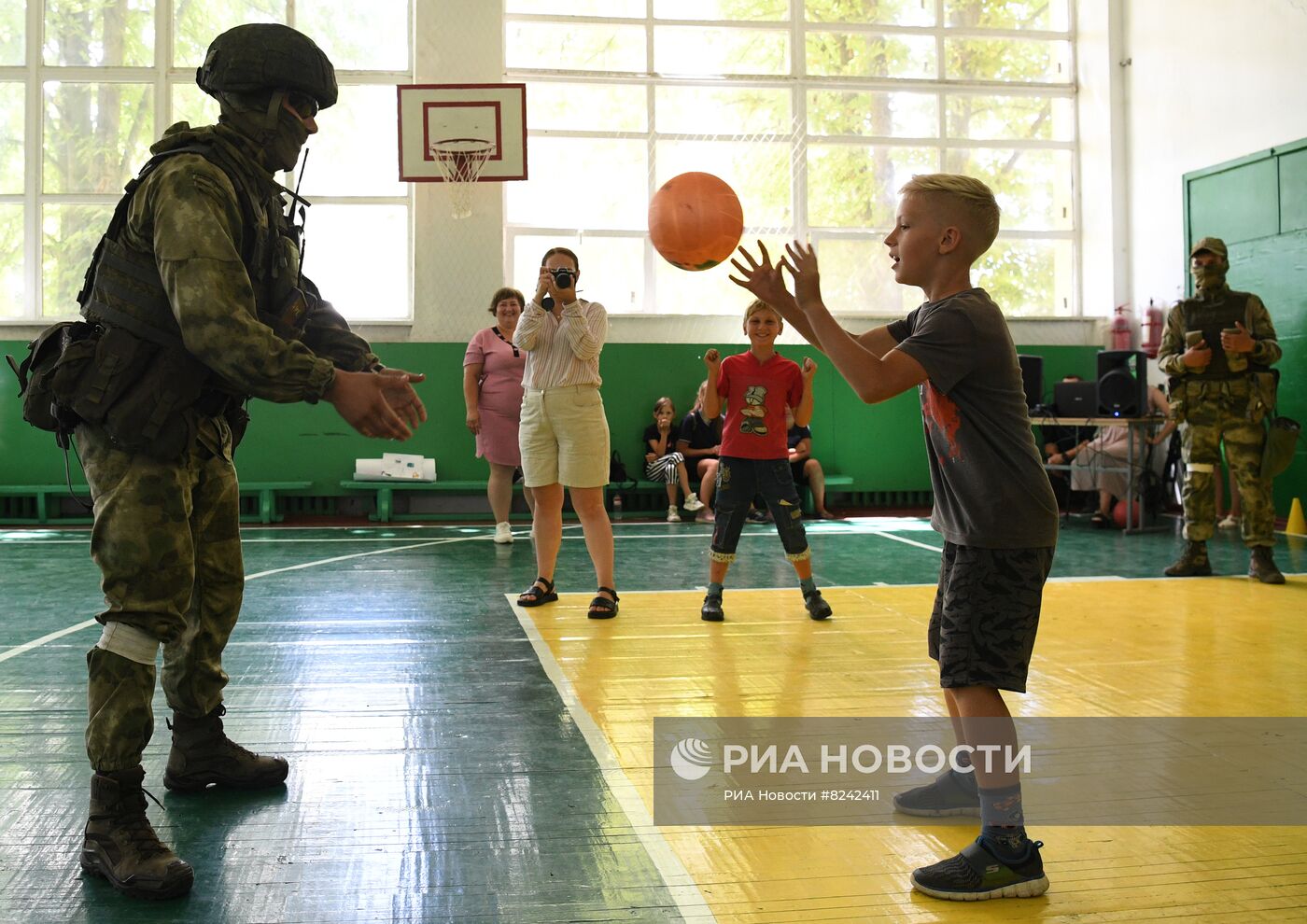 Военнослужащие РФ посетили школу в Запорожской области