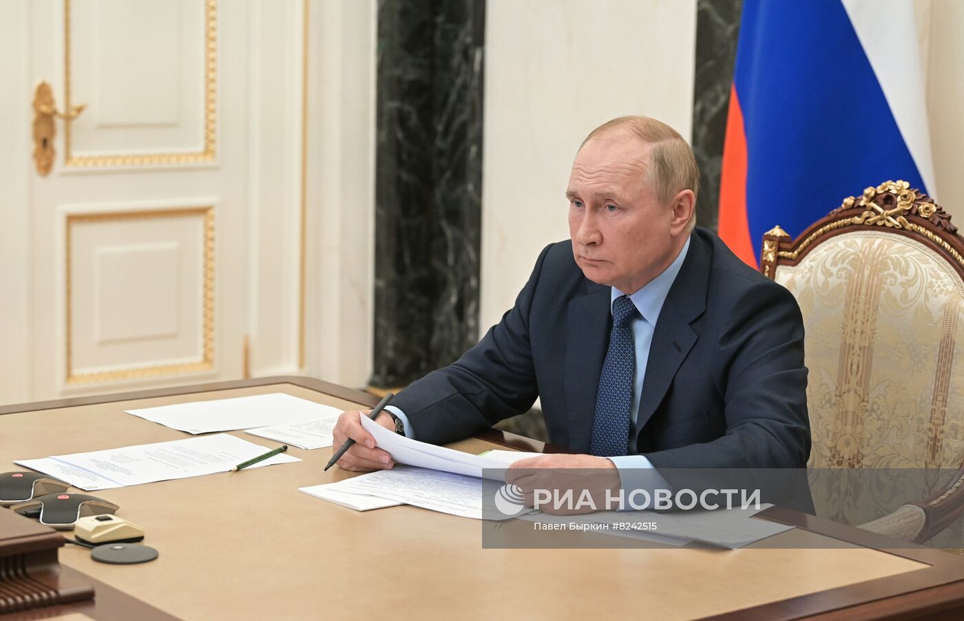 Президент РФ В. Путин провел совещание с членами правительства