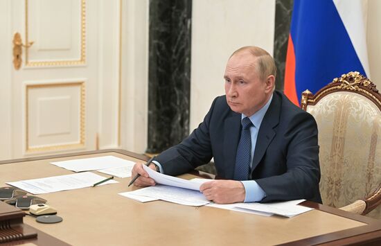 Президент РФ В. Путин провел совещание с членами правительства