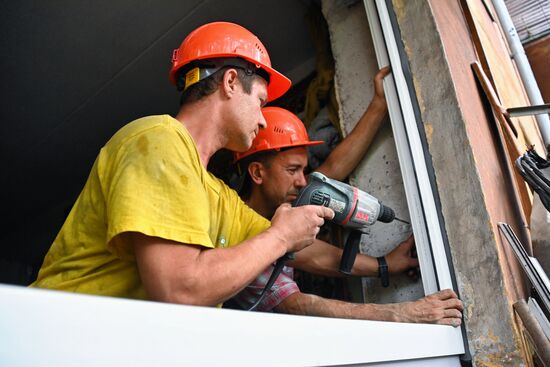 Установка стеклопакетов в поврежденном в ходе боевых действий доме