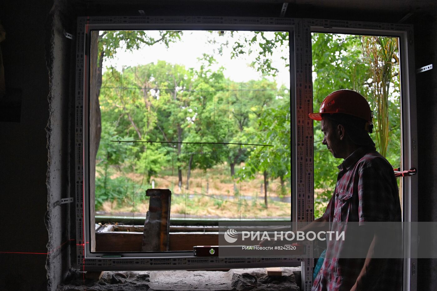 Установка стеклопакетов в поврежденном в ходе боевых действий доме