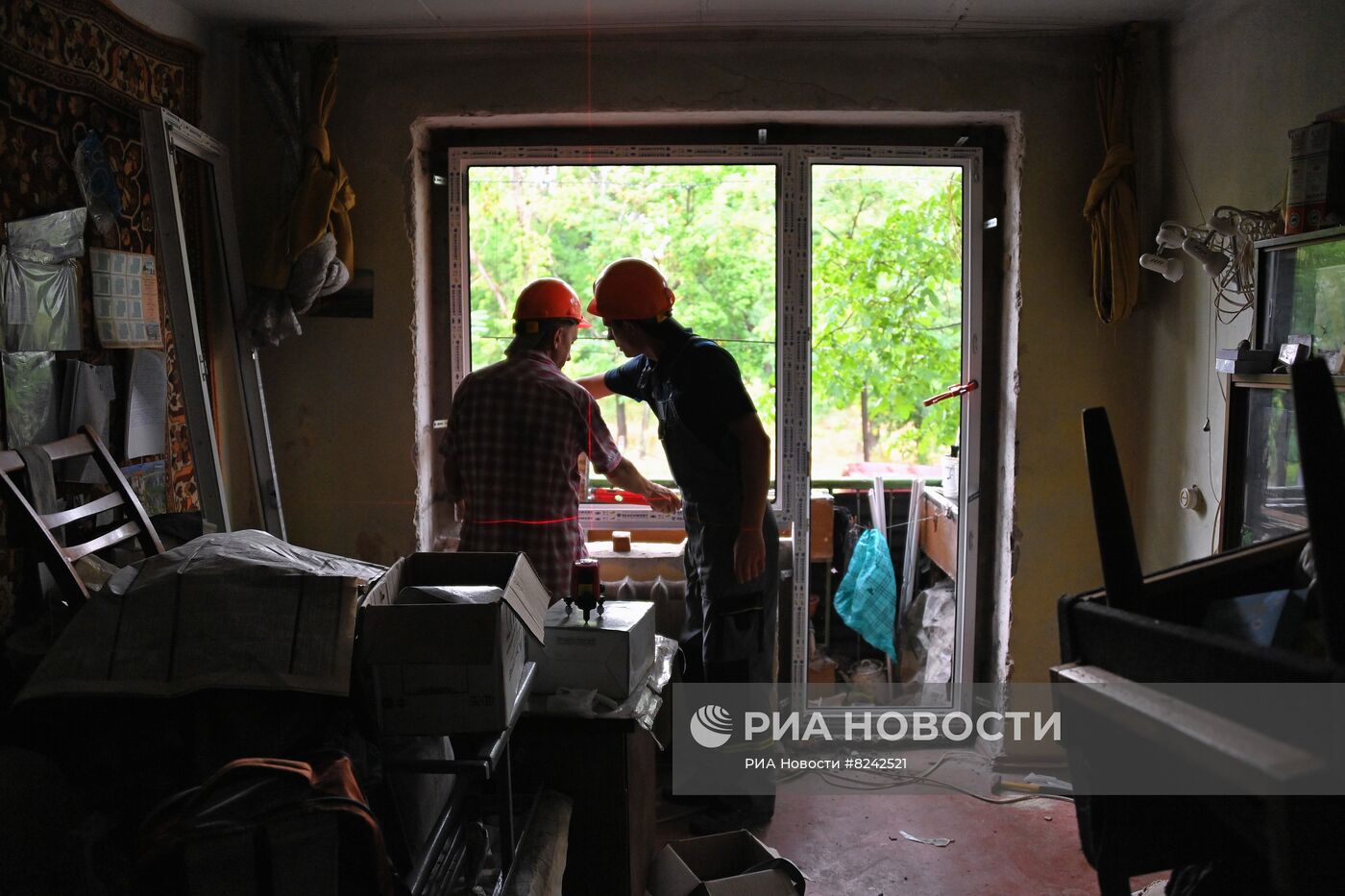 Установка стеклопакетов в поврежденном в ходе боевых действий доме