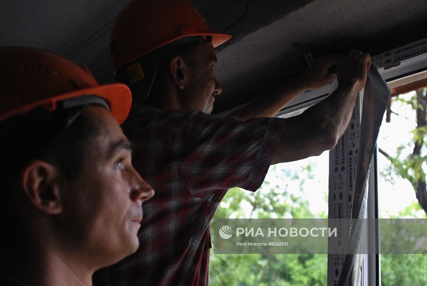 Установка стеклопакетов в поврежденном в ходе боевых действий доме