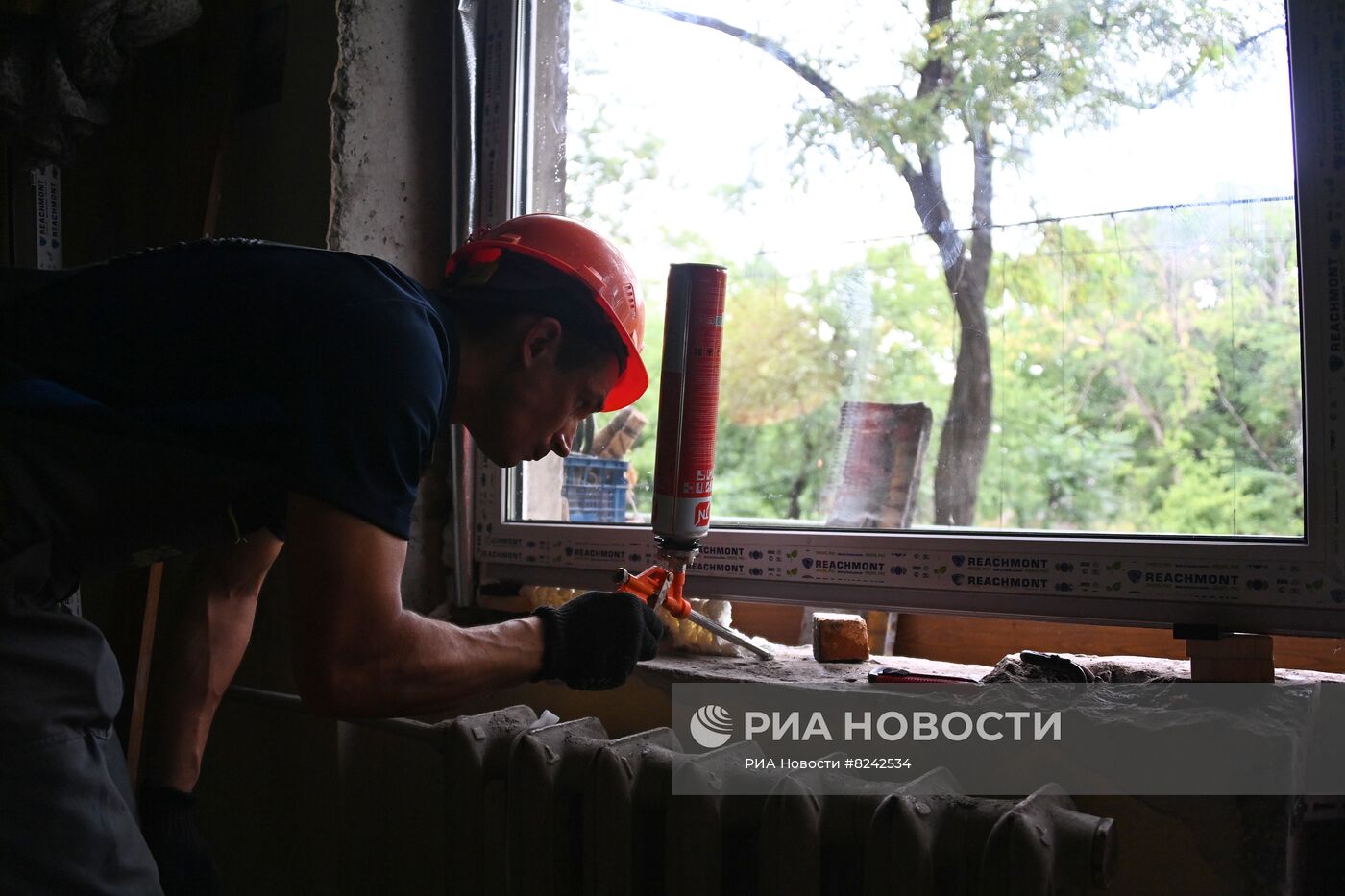 Установка стеклопакетов в поврежденном в ходе боевых действий доме