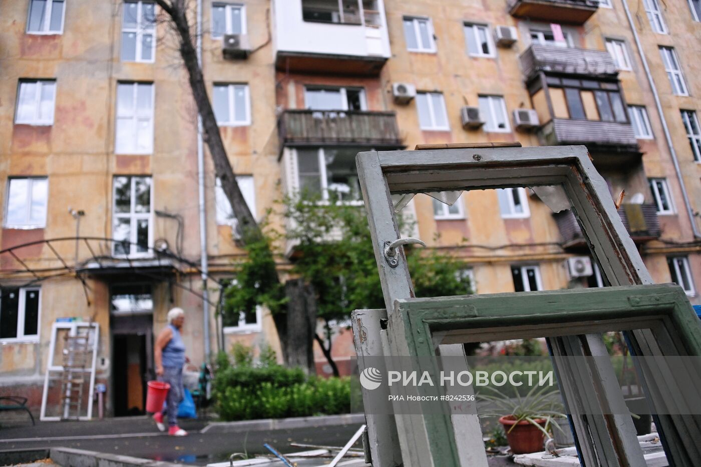 Установка стеклопакетов в поврежденном в ходе боевых действий доме