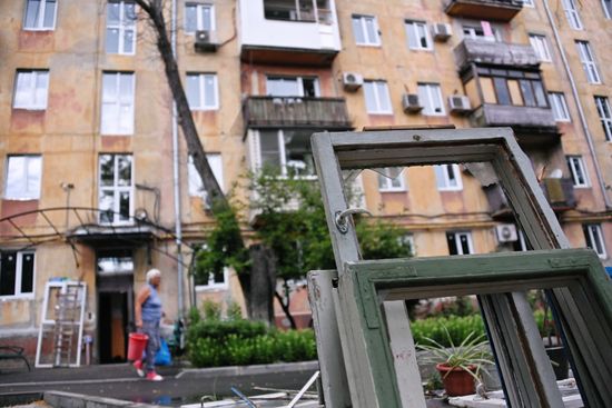 Установка стеклопакетов в поврежденном в ходе боевых действий доме