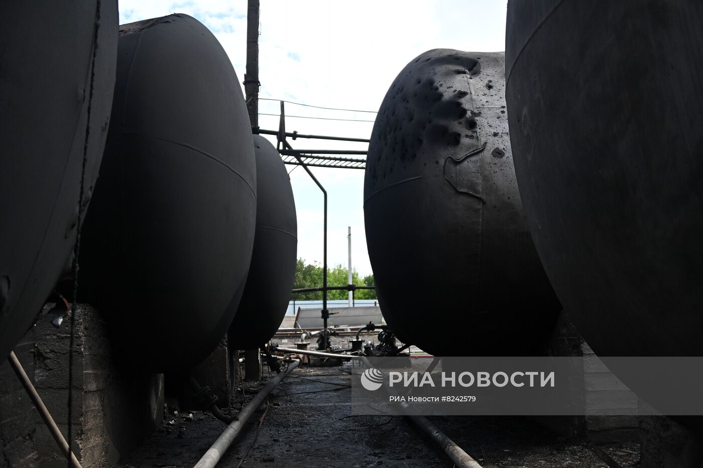 Последствия пожара на нефтебазе в Донецке