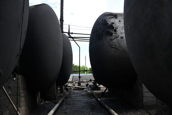 Последствия пожара на нефтебазе в Донецке