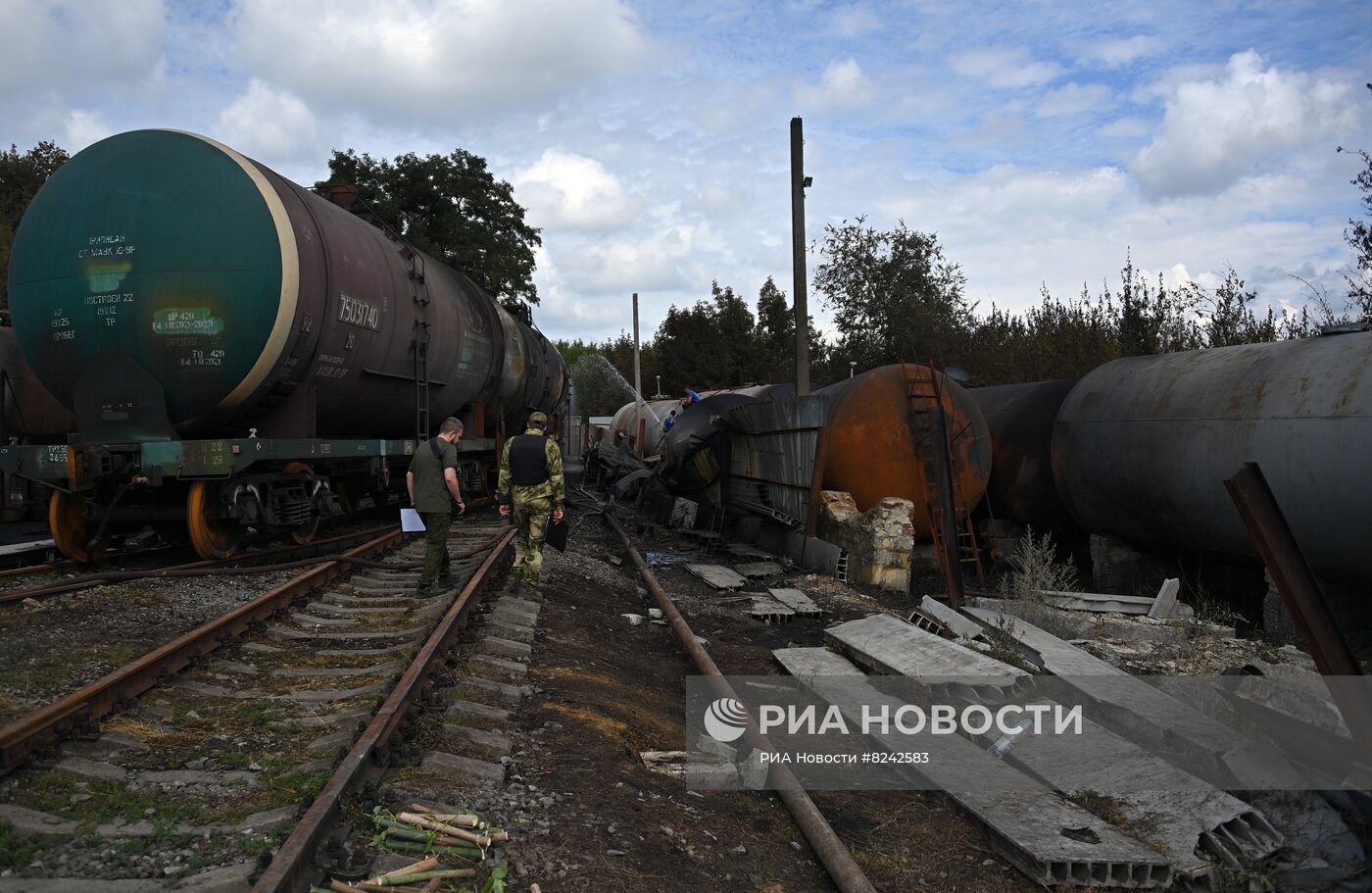 Последствия пожара на нефтебазе в Донецке