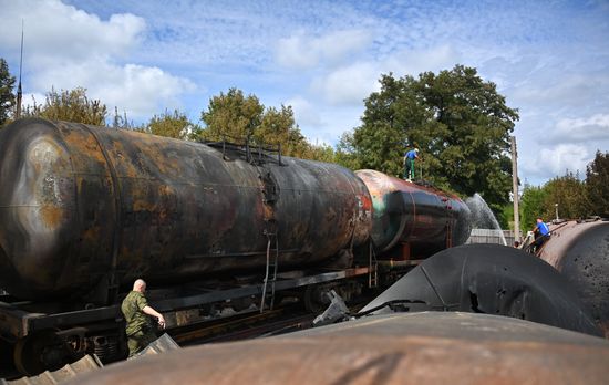 Последствия пожара на нефтебазе в Донецке