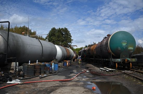 Последствия пожара на нефтебазе в Донецке