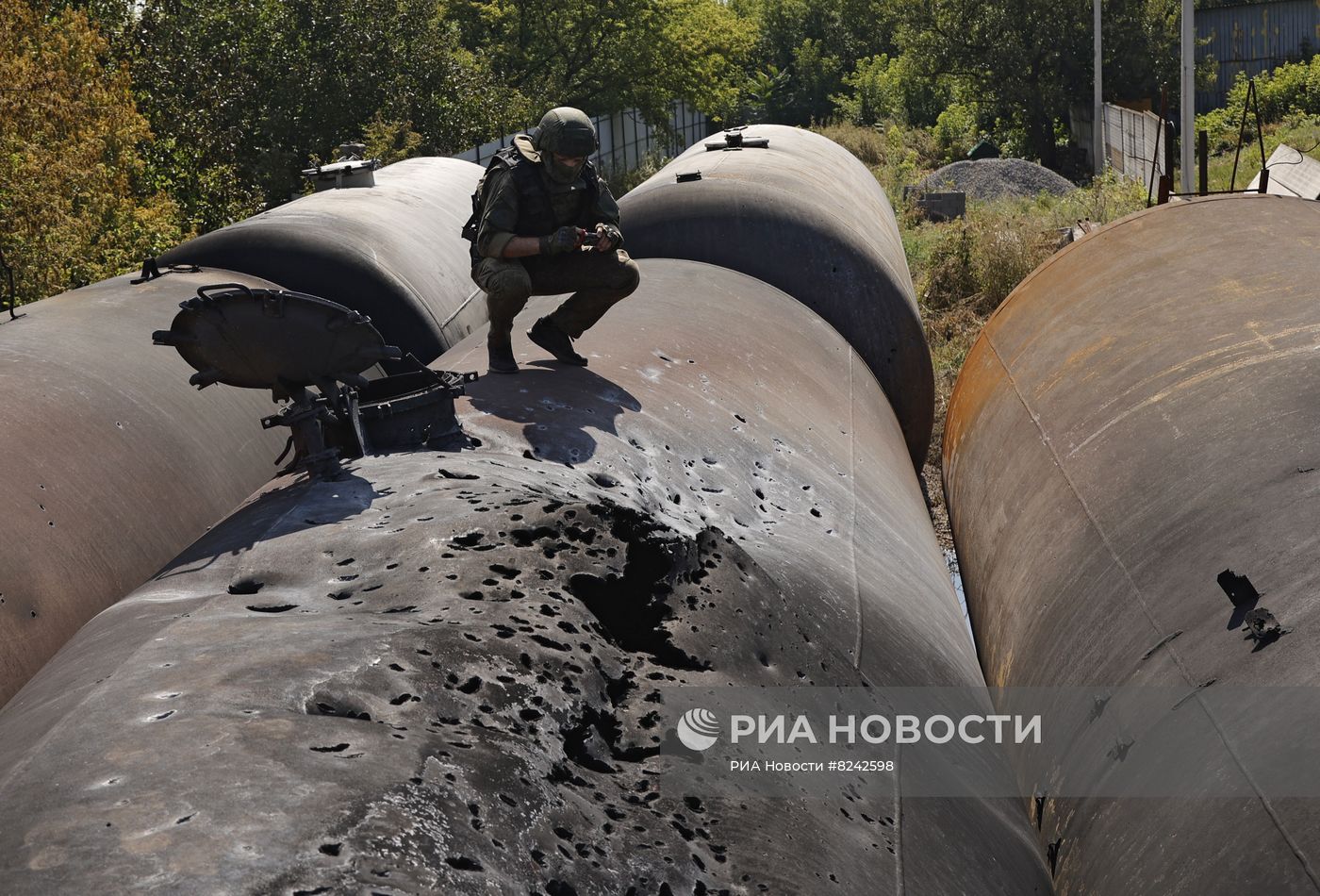 Последствия пожара на нефтебазе в Донецке