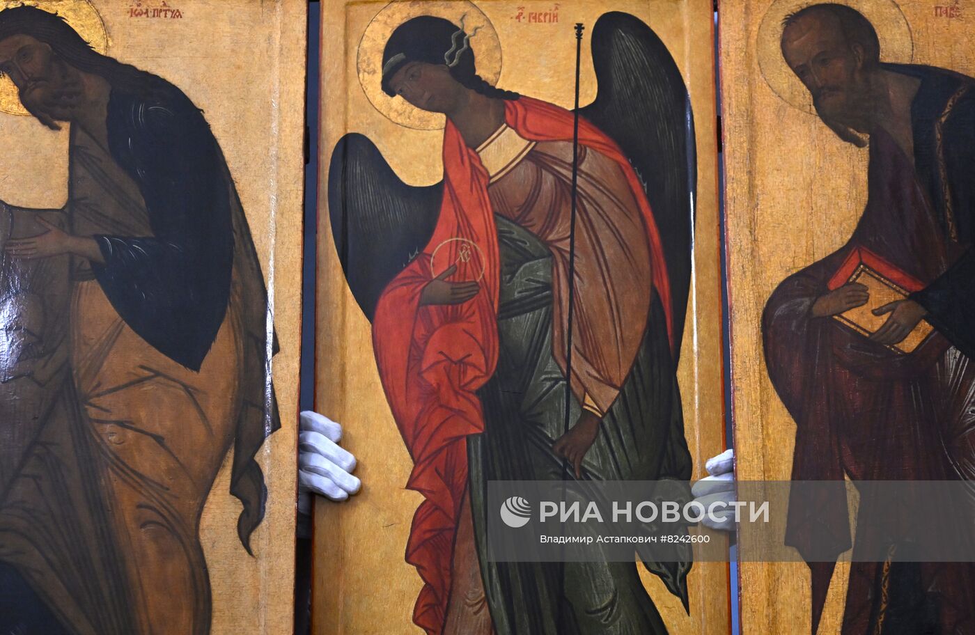 Монтаж отреставрированных икон в храме Василия Блаженного