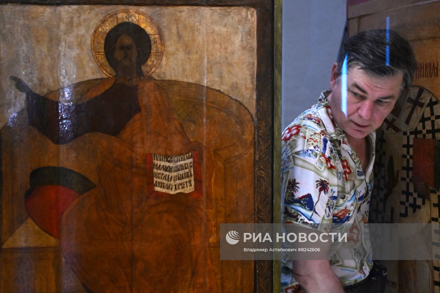 Монтаж отреставрированных икон в храме Василия Блаженного