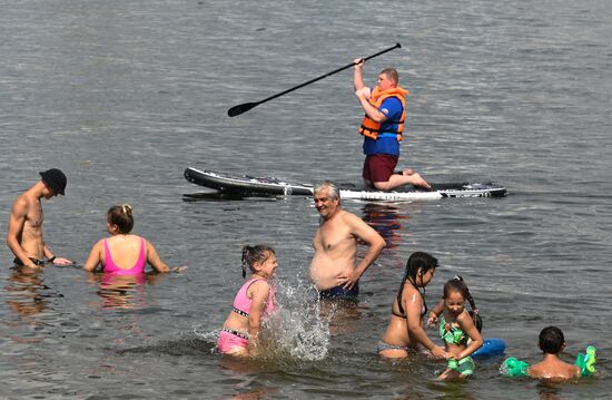 Отдыхающие на Химкинском водохранилище