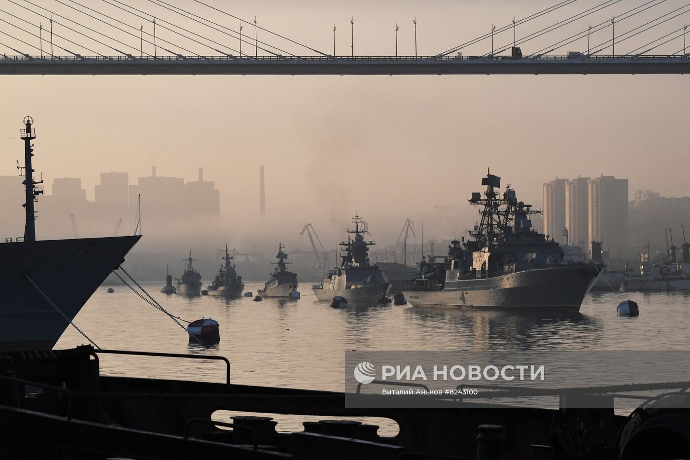Формирование строя кораблей ко Дню ВМФ во Владивостоке